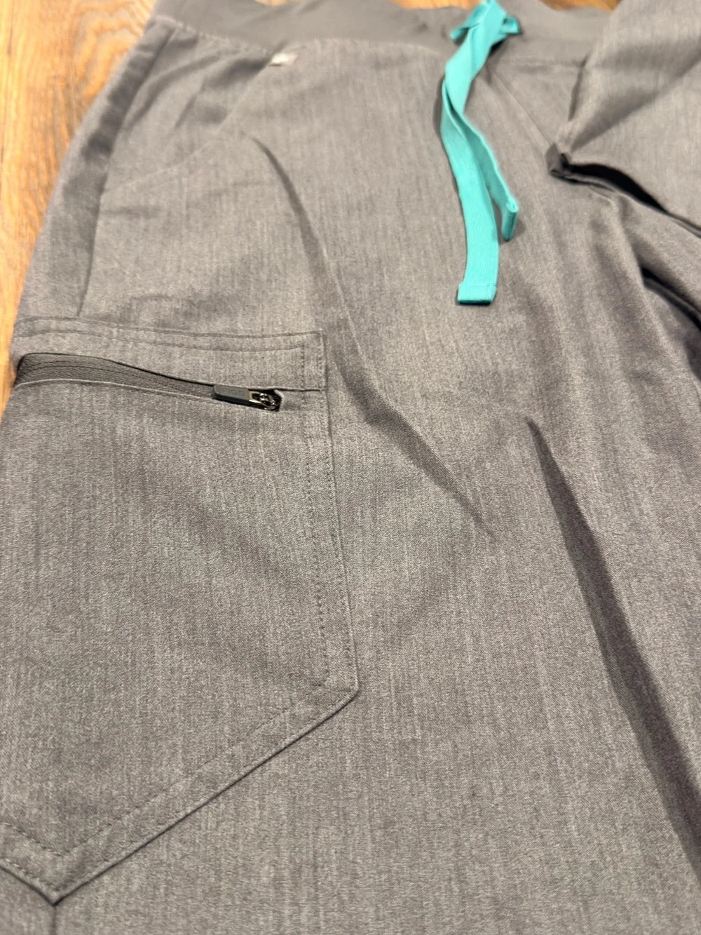 Figs Women's Gray Jogger Scrub Set with Teal Drawstring
